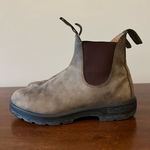 Women’s Blundstone’s in Rustic Brown.